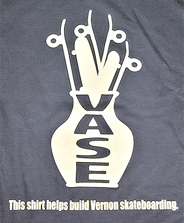 VASE-Shirt close up